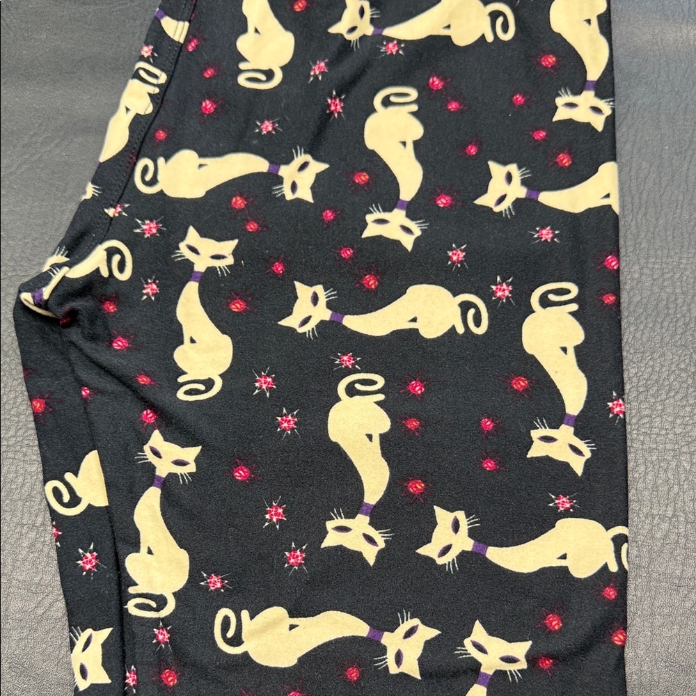 Lularoe Black Leggings with Cat Print one size